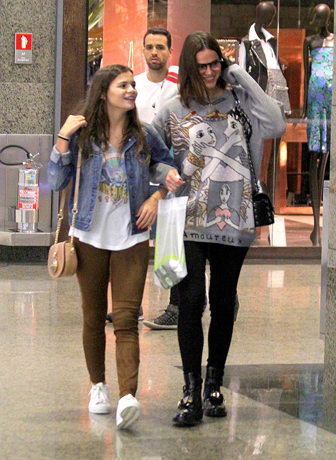 De óculos, Bruna Marquezine passeia com a irmã em shopping