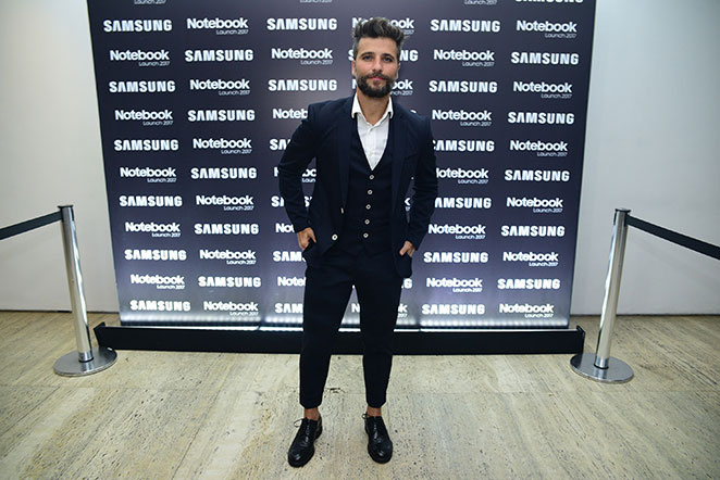 Com look moderno, Bruno Gagliasso vai a lançamento, em SP