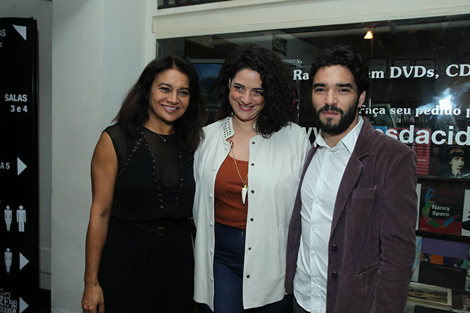 No Brasil, Carolina Dieckmann confere pré-estreia de filme