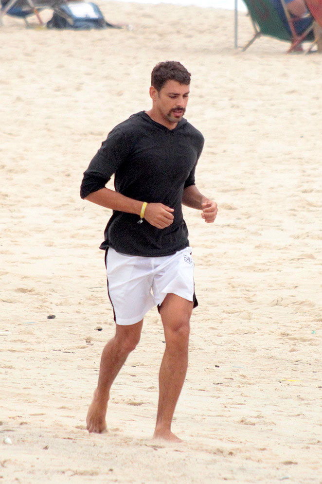 Cauã Reymond corre em praia do Rio de Janeiro