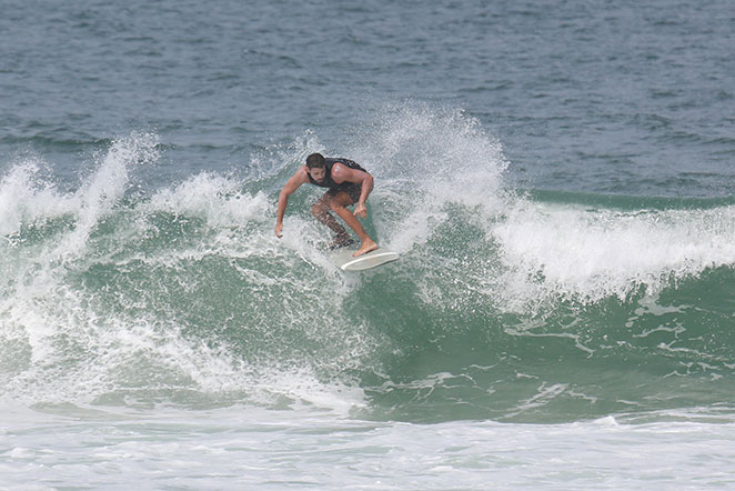 Cauã Reymond surfa na Barra da Tijuca