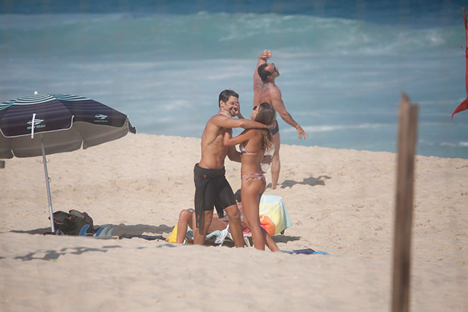 Cauã Reymond e Mariana Goldfarb trocam carícias na praia