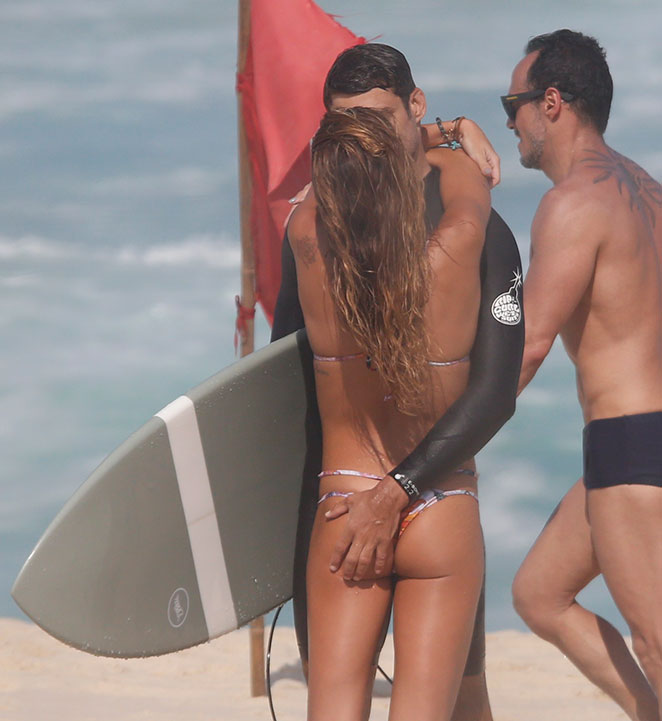 Cauã Reymond e Mariana Goldfarb trocam carícias na praia