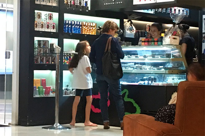 Cláudia Abreu passeia no shopping com a filha