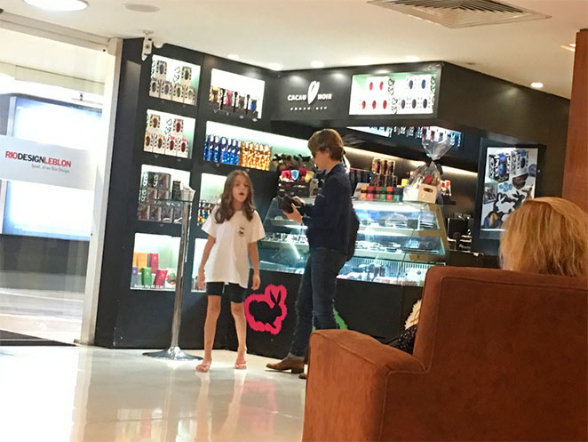Cláudia Abreu passeia no shopping com a filha