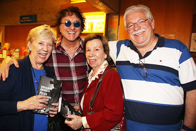 Eduardo Araújo autografa livro em São Paulo