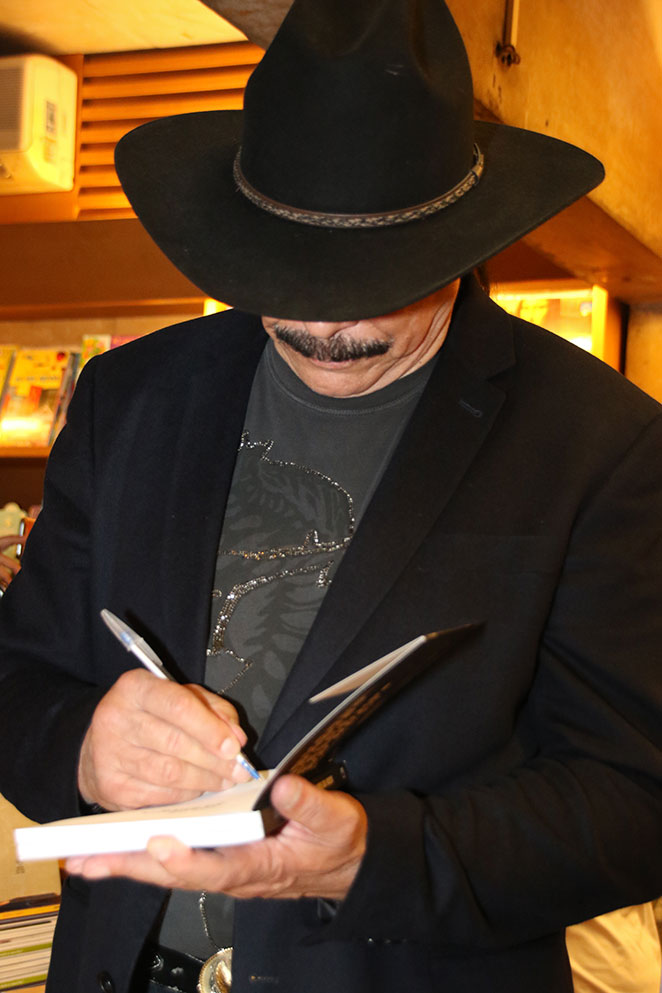 Eduardo Araújo autografa livro em São Paulo