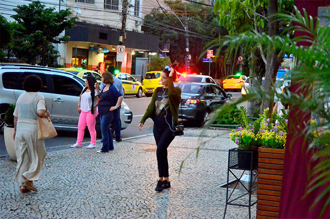 Emanuelle Araújo aposta em look black em passeio