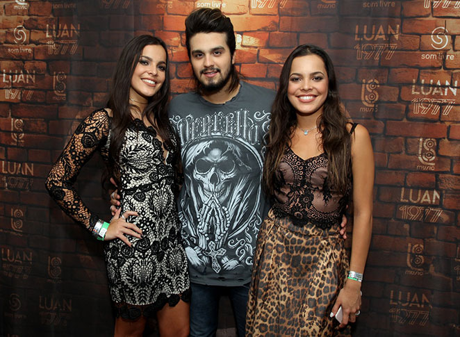 Emilly sobe ao palco com Luan Santana em show