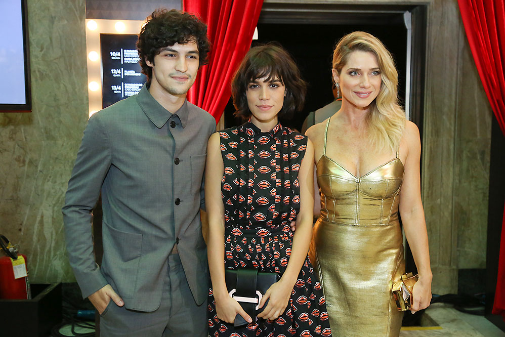 Gabriel Leone, Carla Salle e Letícia Spiller no lançamento Os Dias Eram Assim