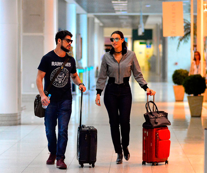 José Loretto e Débora Nascimento de chamego no aeroporto