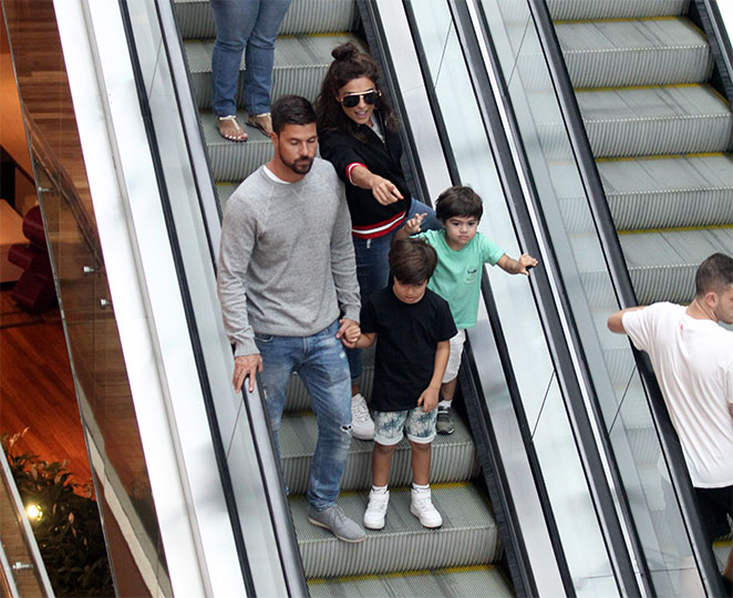 Juliana Paes faz passeio família em shopping