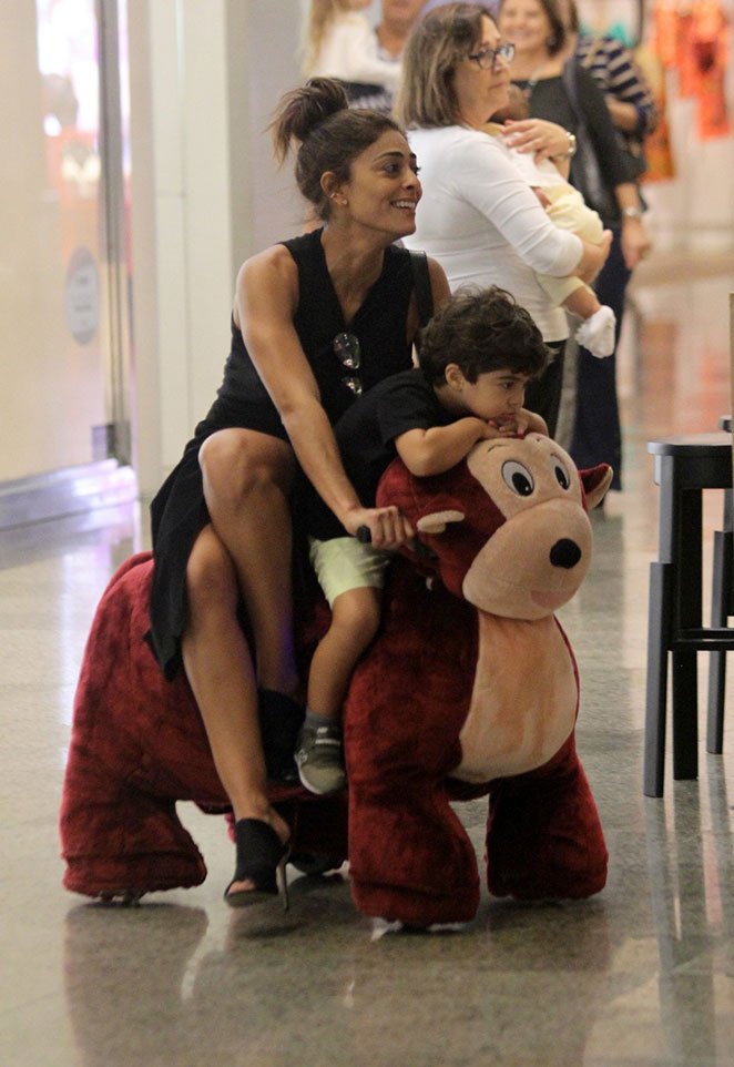 Juliana Paes curte feriadão no shopping, com o filho