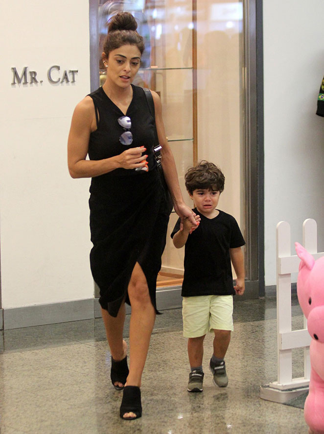 Juliana Paes curte feriadão no shopping, com o filho