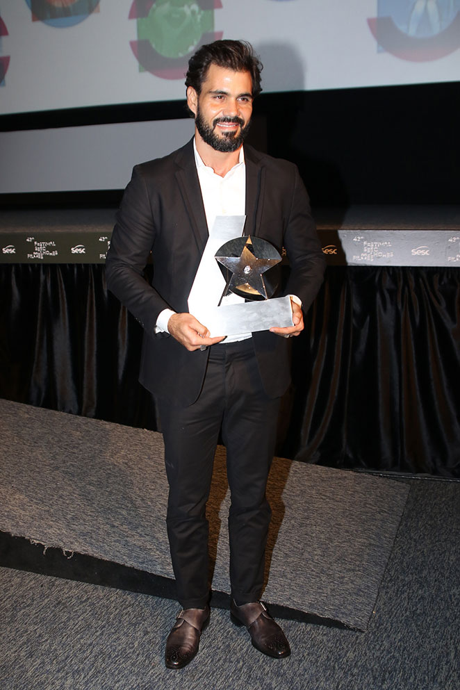 Juliano Cazarré ganha prêmio em Festival de Cinema