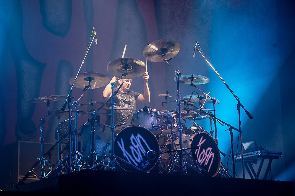 Ray Luzier na bateria