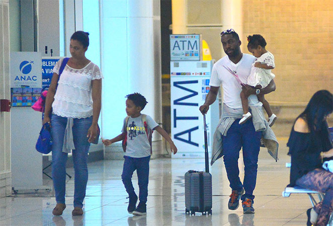 Lázaro Ramos embarca em aeroporto com os filhos