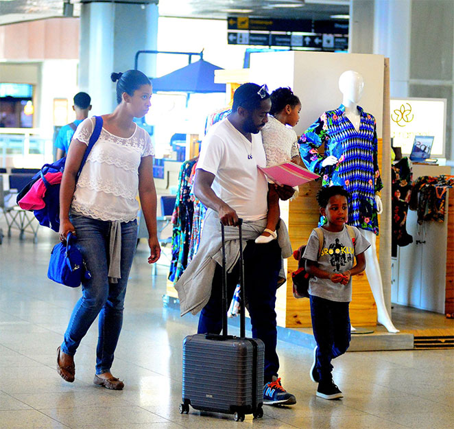 Lázaro Ramos embarca em aeroporto com os filhos