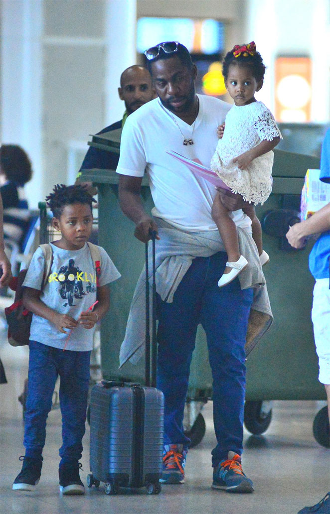 Lázaro Ramos embarca em aeroporto com os filhos