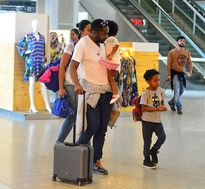 Lázaro Ramos embarca em aeroporto com os filhos