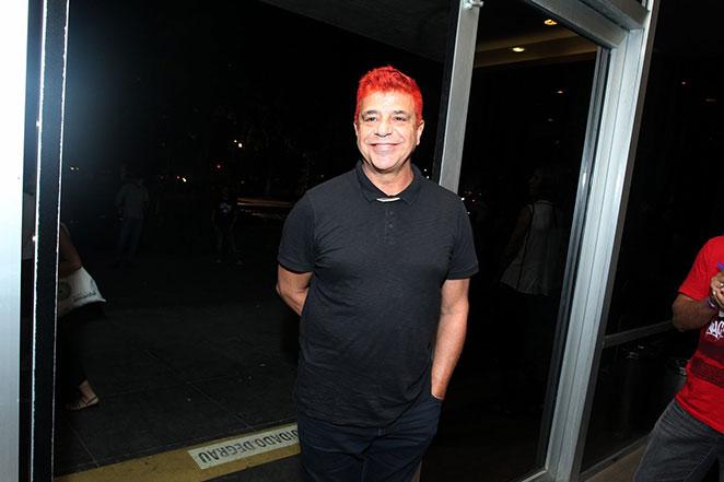 Lulu Santos exibe cabelo vermelho em show do cantor Silva