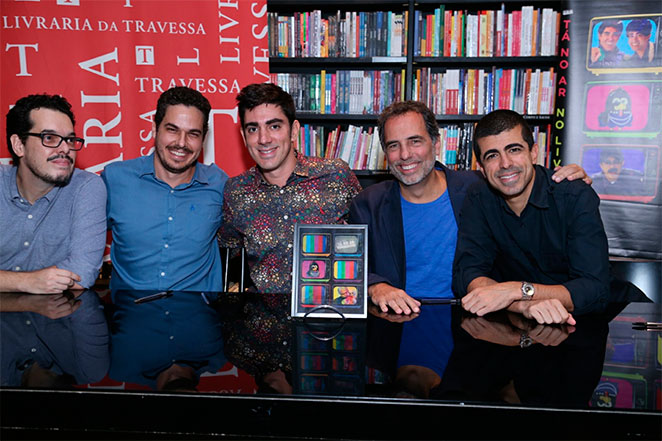 Marcelo Adnet e Marcius Melhem lançam livro