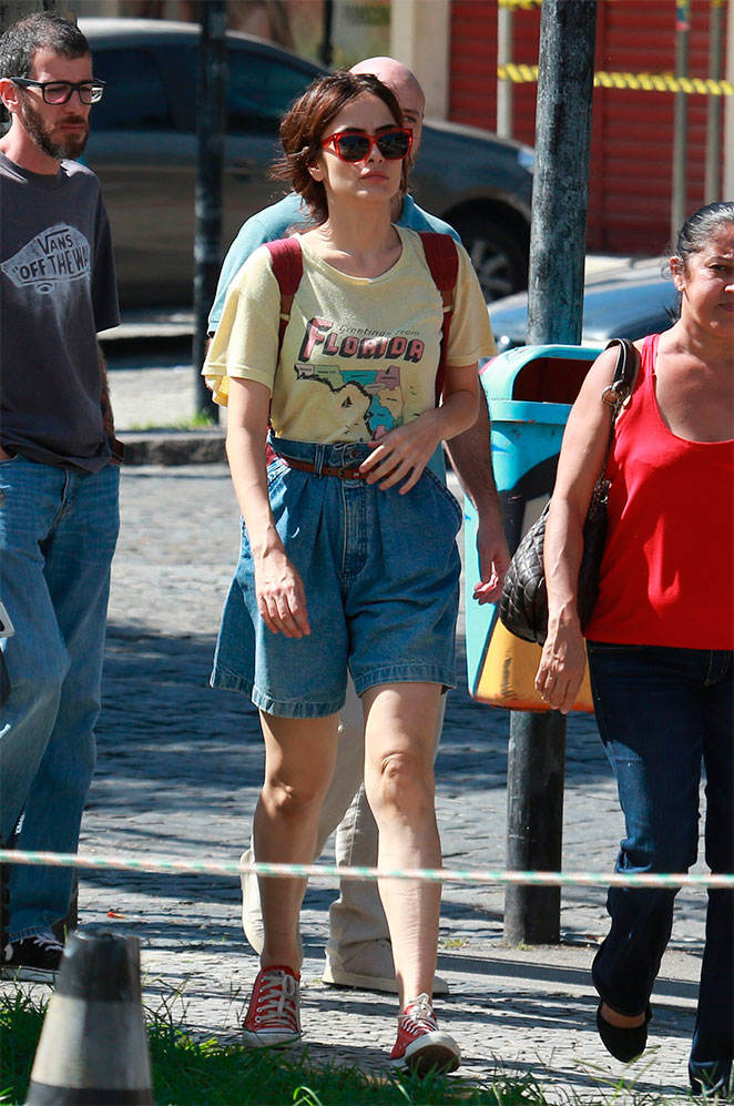 Maria Casadevall finge que beija amiga na rua 