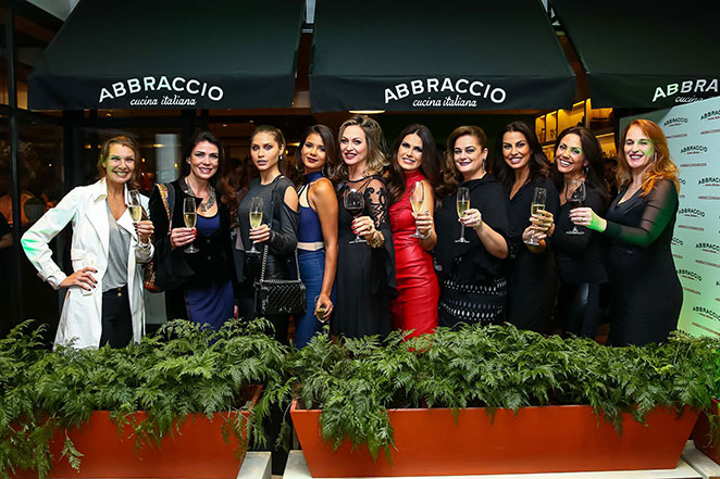 Natália Guimarães e outras belas mulheres vão a inauguração de restaurante