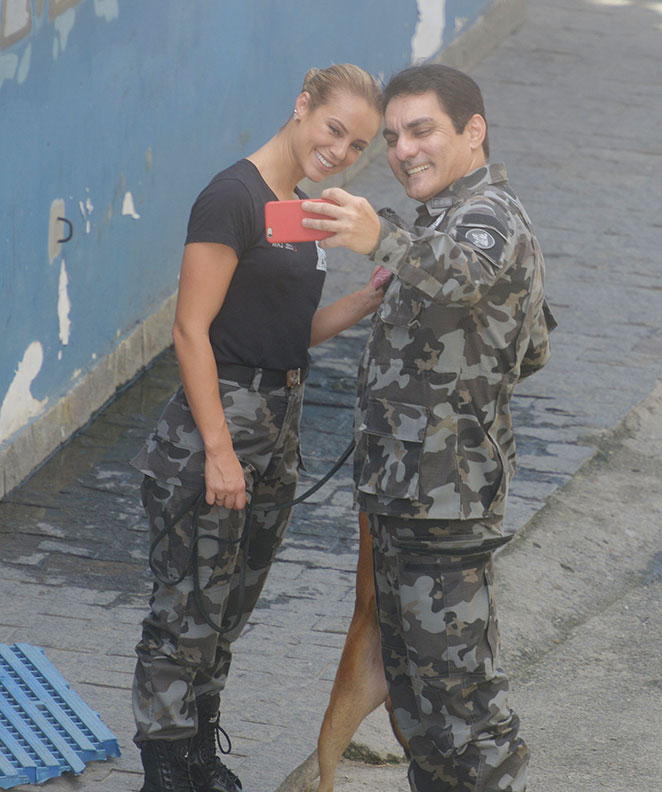 Paolla Oliveira grava cenas em Batalhão 