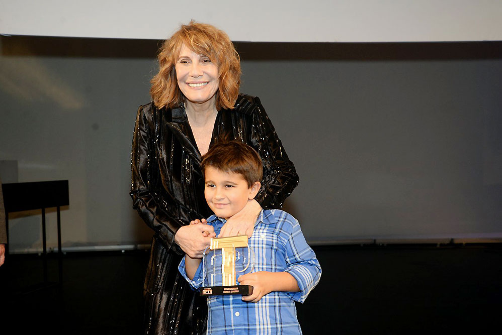 Renata Sorrah é homenageada em premiação de teatro, no Rio