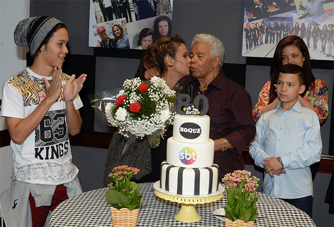 Roque ganha festa surpresa no SBT