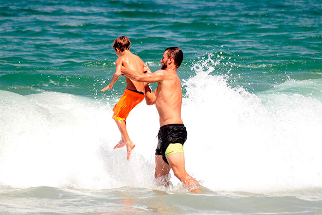 Rodrigo Hilbert se diverte com os filhos, em Ipanema