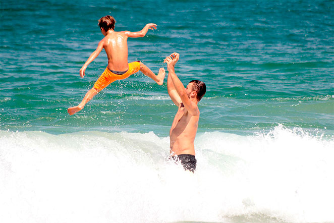 Rodrigo Hilbert se diverte com os filhos, em Ipanema