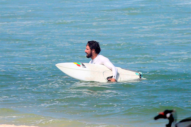 Rodrigo Santoro pega ondas no Rio de Janeiro