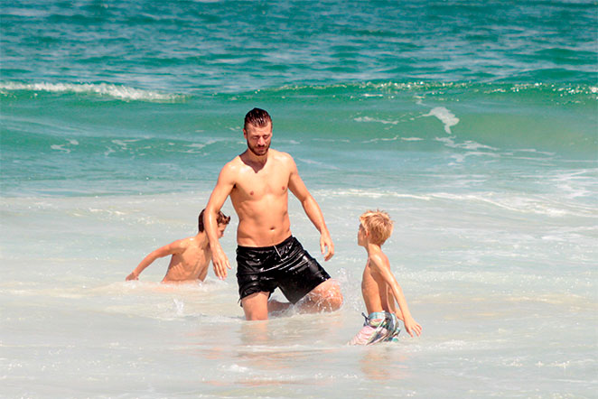 Rodrigo Hilbert se diverte com os filhos, em Ipanema