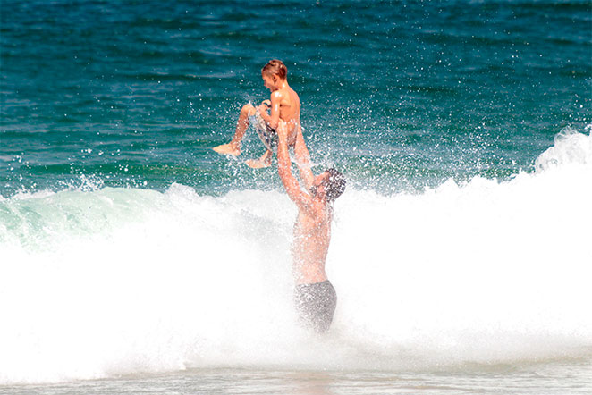 Rodrigo Hilbert se diverte com os filhos, em Ipanema