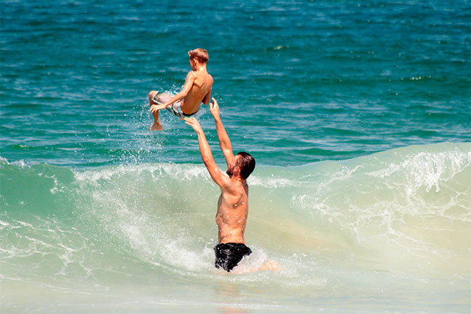 Rodrigo Hilbert se diverte com os filhos, em Ipanema