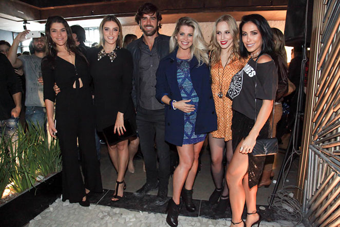 De novo visual, Isabella Santoni marca presença em bar