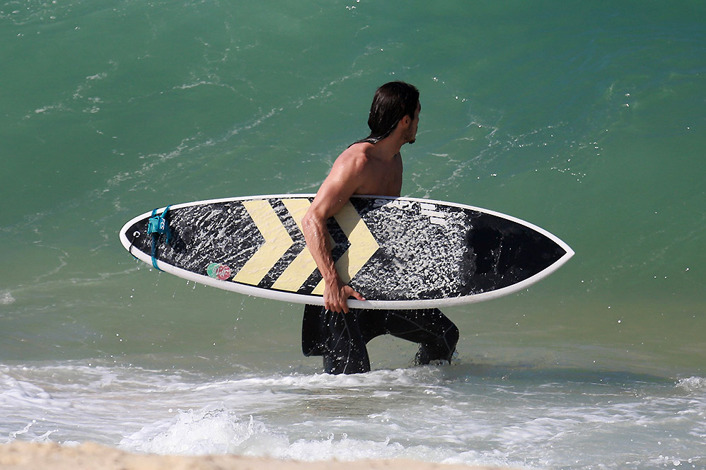 Tiago Iorc aproveita tarde de sol para surfar no Rio