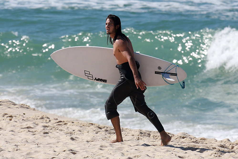 Tiago Iorc aproveita tarde de sol para surfar no Rio