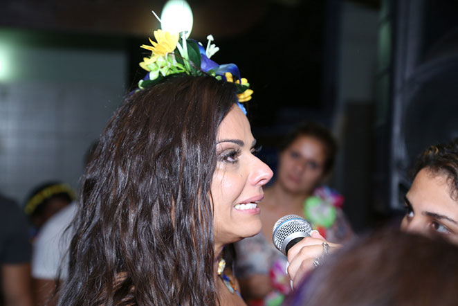 Viviane Araújo vai às lágrimas em festa organizada por fãs