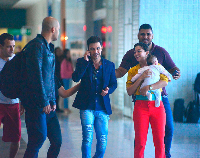 Zezé Di Camargo faz a alegria dos fãs em aeroporto do Rio