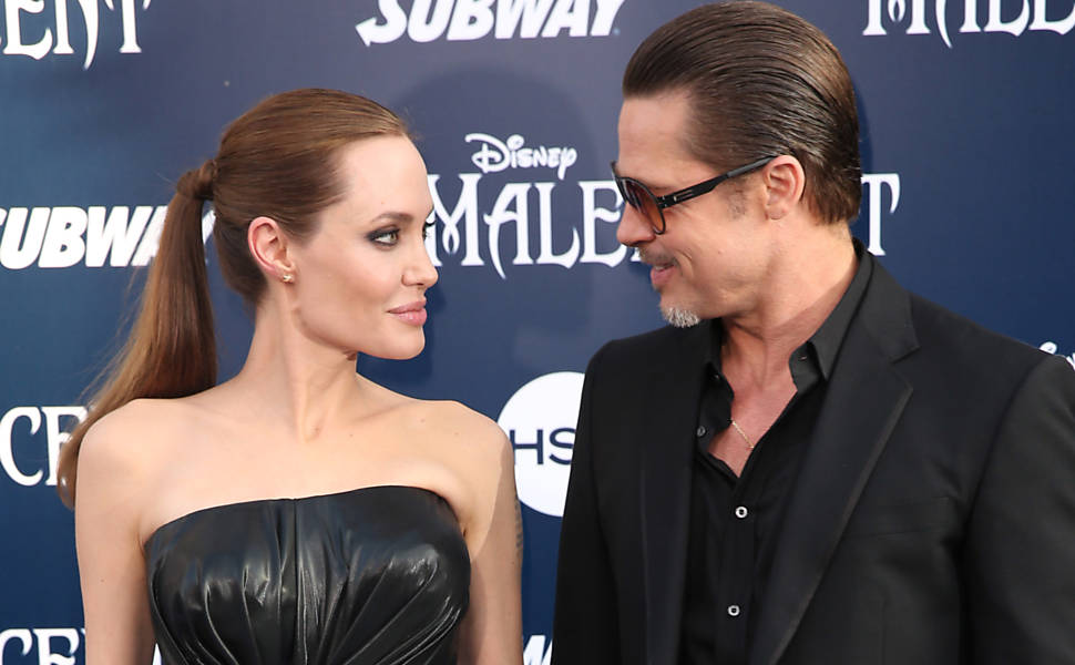 Outro casal que mexeu com o mundo das celebridades após se separar foi Angelina Jolie e Brad Pitt. De acordo com a imprensa internacional, muitos rumores acabaram surgindo, mas os problemas com bebidas, por parte do ator, teriam sido o estopim para o fim do casamento