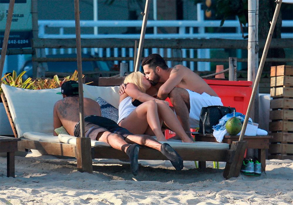 Latino e Jéssica Rodrigues trocaram beijos e carinhos na praia