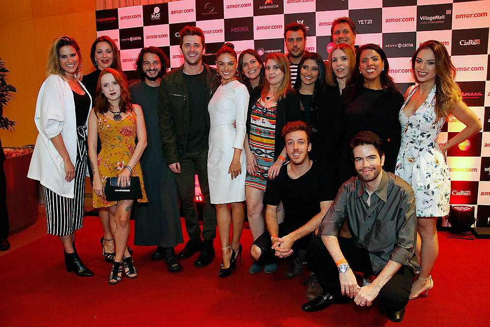 Ísis Valverde rouba a cena em pré-estreia com look branco