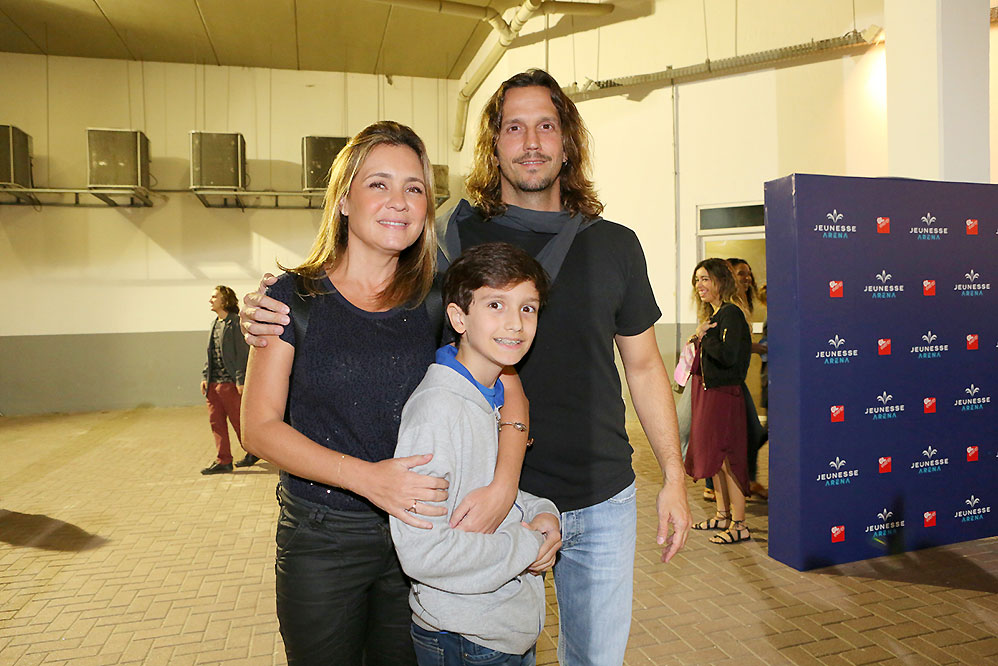 Adriana Esteves e Vladimir Brichta com o filho, Vicente