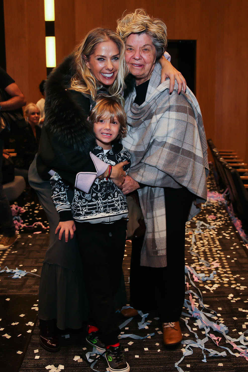 Adriane Galisteu com a mãe, Ema, e o filho, Vittorio