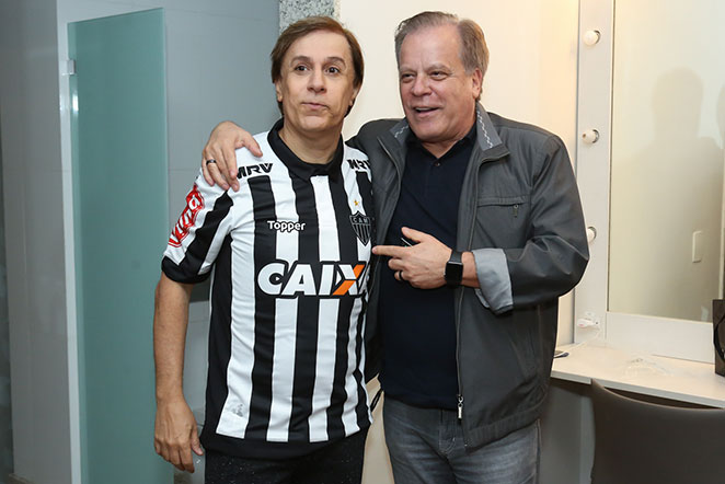 Chico Pinheiro presenteia Tom Cavalcante antes de show