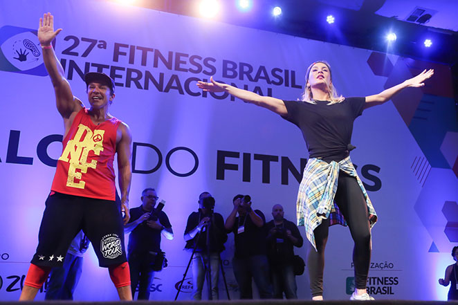 Claudia Leitte aparece de surpresa em evento