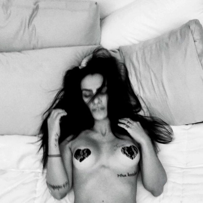 Cleo Pires posta foto nua e revela o que gosta na cama